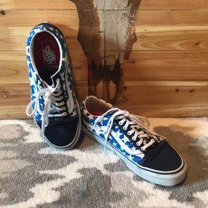 Blue & stars Vans. Perfect for the summer!